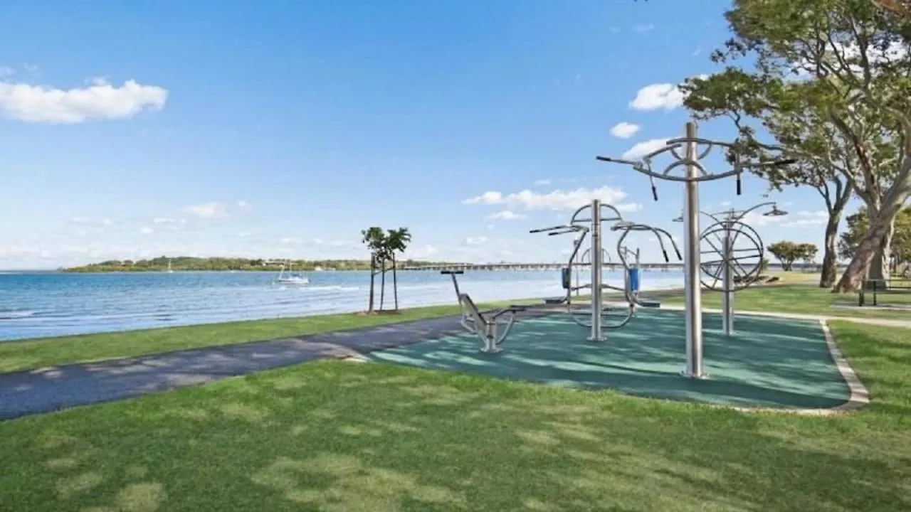Ground Floor With Water Views And Pool! Villa Bongaree